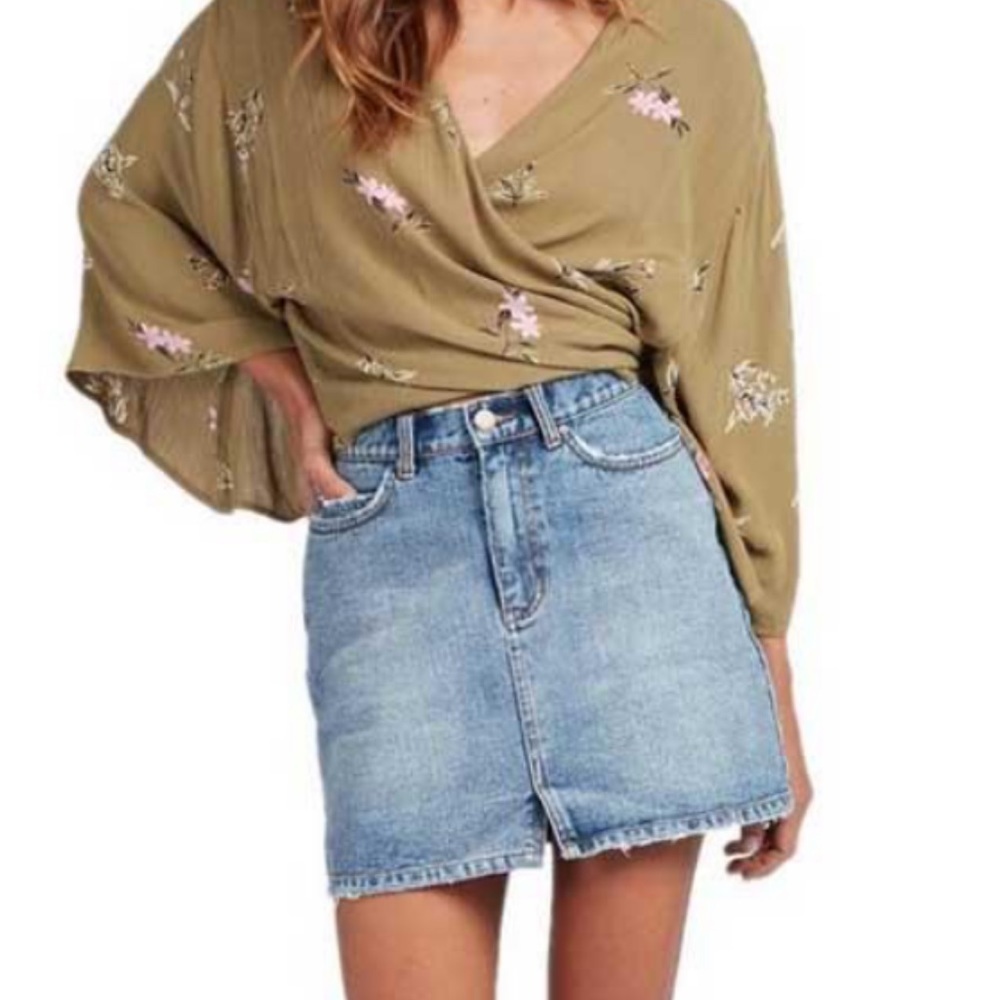 BILLABONG Women’s Black Magic Denim Mini Skirt         Size 27